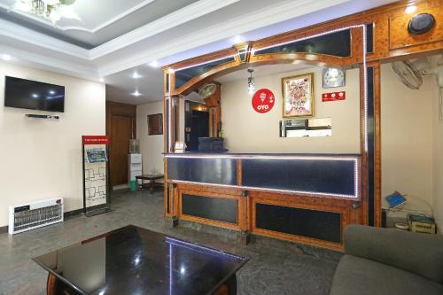 una sala de espera con espejo y mesa en OYO Hotel Gold Palace, en Nueva Delhi