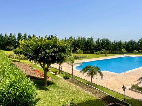 an image of a swimming pool in a park at Appartement de vacances neuf: piscines et plage in Tangier