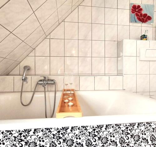 Bilik mandi di Ruhiges 4 Sterne Exzellenz-Appartement DIANA im Elb-Urstromtal - fast WLAN, good for long-terms