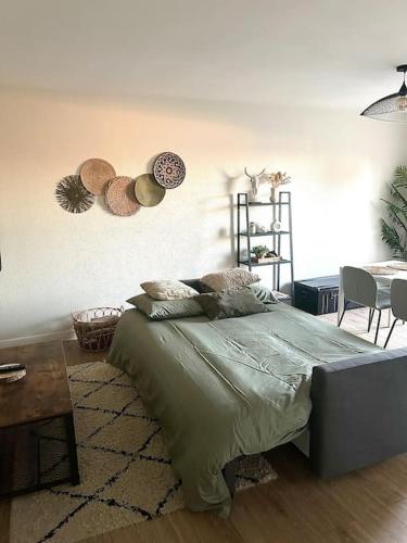 une chambre avec un lit et une table avec des chaises dans l'établissement Agréable T2 lumineux 4 couchages tout équipé, à Ludon-Médoc