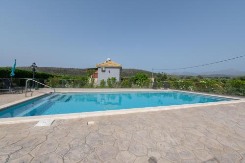 una piscina in mezzo a un cortile di Spedion Villa a Gythio