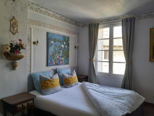 une chambre avec un lit et une fenêtre dans l'établissement Appartement de Ville Médiévale, à Vinça