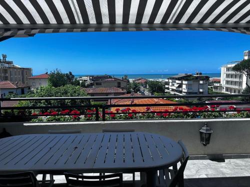 Balkoni atau teres di Luxury Pentohuse near the Beach