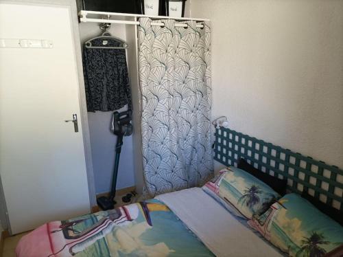 - une chambre avec un lit dans une pièce avec une porte dans l'établissement Location dans résidence calme, proche mer, à Cavalaire-sur-Mer