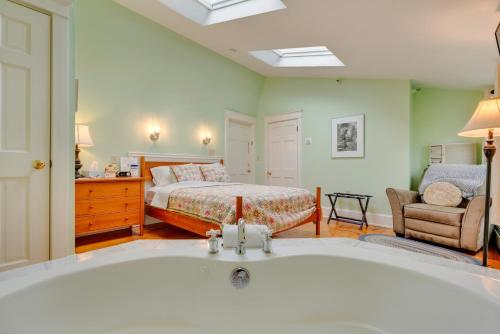 Ένα ή περισσότερα κρεβάτια σε δωμάτιο στο James Place Inn Bed and Breakfast