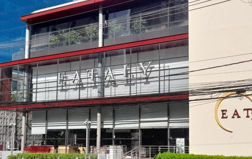 a building with a sign on the side of it at EXCELENTE Flat proximo Shoppings JK e Vila Olimpia in Sao Paulo