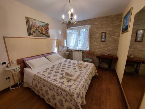ein Schlafzimmer mit einem Bett mit zwei Schuhen drauf in der Unterkunft Locazione turistica nel verde Civita di Bagnoregio in Lubriano