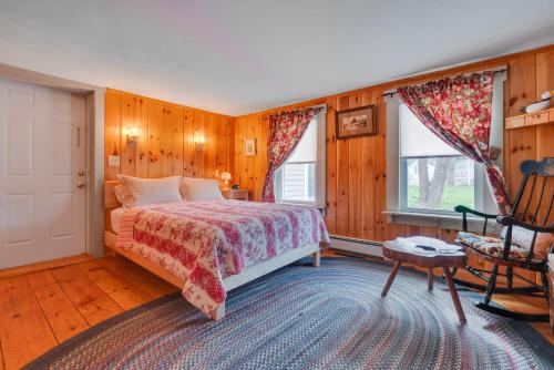 um quarto com uma cama e duas janelas em James Place Inn Bed and Breakfast em Freeport