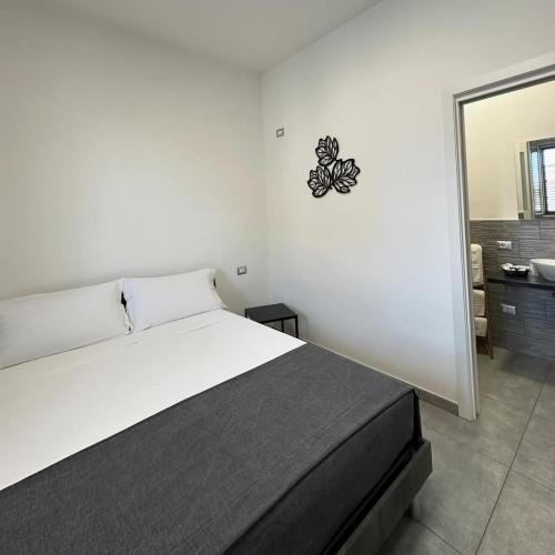 - une chambre avec un grand lit et une salle de bains dans l'établissement Grenada Home, à Praia a Mare