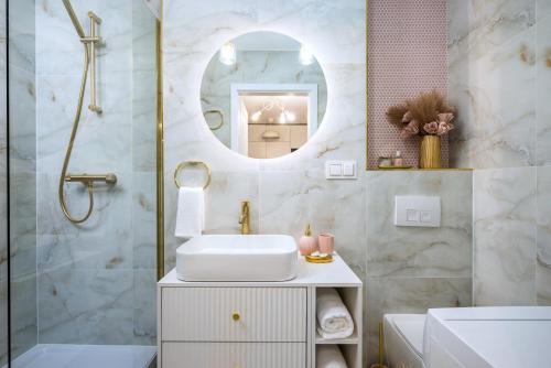 un baño con lavabo y espejo en Stunning 2-BR Apartament Palace in the window, air-conditioning 500m to Central Station, en Varsovia