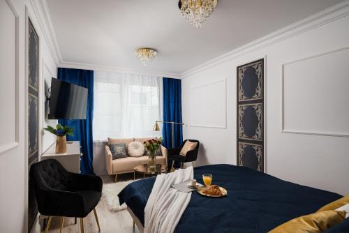 Un dormitorio con una cama y una sala de estar. en Stunning 2-BR Apartament Palace in the window, air-conditioning 500m to Central Station, en Varsovia