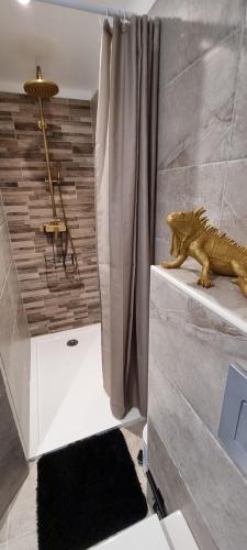 a bathroom with a statue of a cat sitting on a ledge at LES BOIS DE ZOLA entre Provence et Luberon in Saint-Estève-Janson