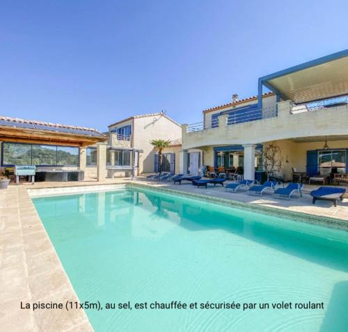 une grande piscine devant un immeuble dans l'établissement la résidence du Montaigu, à Saint-Hippolyte-de-Montaigu