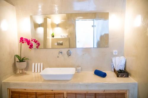Ένα μπάνιο στο Luxe Efis Home Sea View 4 Villas & 4 Prive Jacuzzi