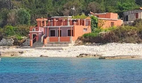 een huis aan de oever van een waterlichaam bij 2 bedrooms house with sea view furnished garden and wifi at Potirna in Vela Luka