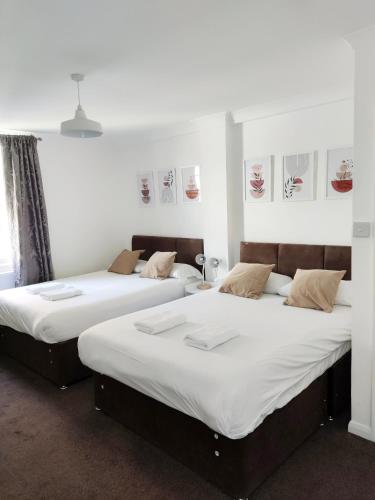 two beds sitting next to each other in a room at Central Wave in Brighton & Hove