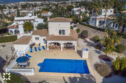 Bazén v ubytovaní Villa La Paloma Blanca by Abahana Villas alebo v jeho blízkosti