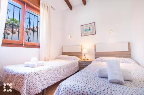 カルプにあるVilla La Paz by Abahana Villasのベッドルーム1室(ベッド2台、窓付)