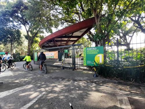 a group of people riding bikes next to a fence at INCRIVEL Flat proximo Shoppings JK e Vila Olimpia in Sao Paulo