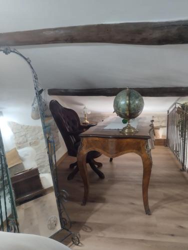 a table with a lamp on top of it in a room at Dimora Forgione B&B - Pietrelcina in Pietrelcina