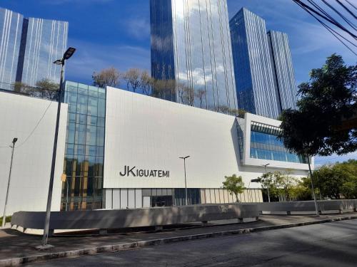 a building with a sign on the side of it at EXCELENTE Flat junto aos Shoppings JK e Vila Olimpia in Sao Paulo