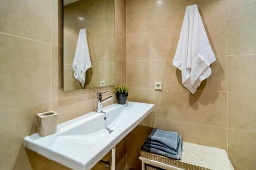 Spacious 3BR Apartment in New Golden Mile, Ideal for Families & Long Stays