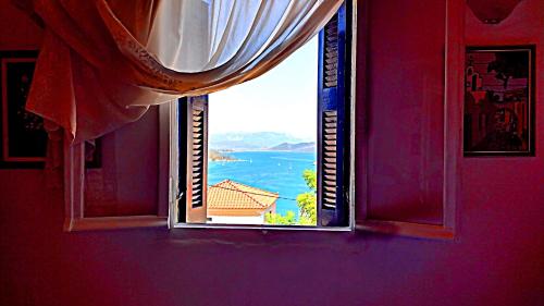 Gallery image of Matthew home in Poros