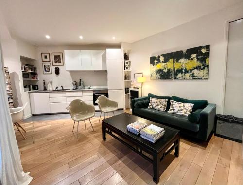 un salon avec un canapé et une table dans l'établissement Charmant appartement familiale, à Paris