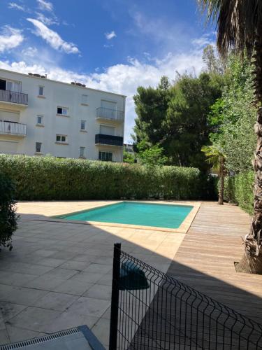 une piscine devant un immeuble dans l'établissement AppartCanet, à Canet