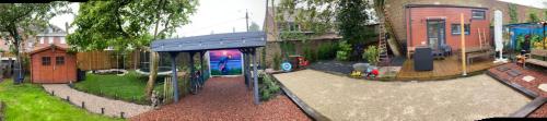 a small garden with a playground in a city at Tiny House Le Poulailler in Bousbecque