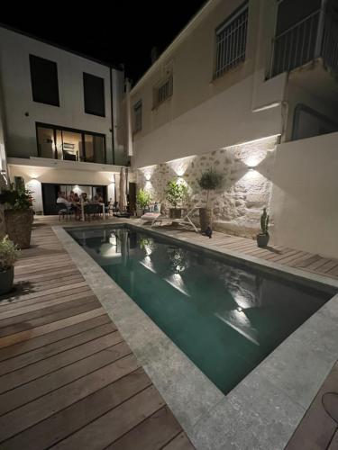 Chambre dans maison de ville avec piscine et garage en centre ville