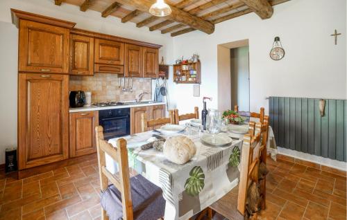 a kitchen with a table and chairs in a room at 2 Bedroom Nice Home In Stribugliano in Stribugliano