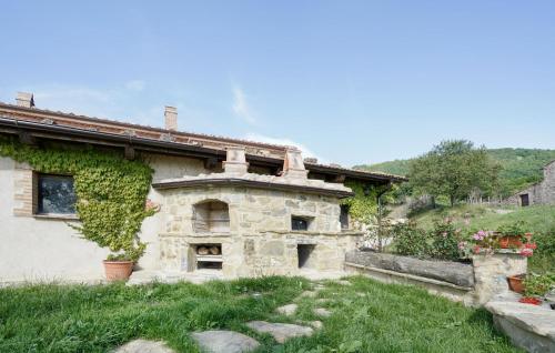 a stone house with ivy growing on the side of it at 2 Bedroom Nice Home In Stribugliano in Stribugliano