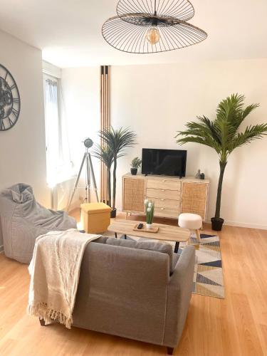 un salon avec un canapé et une télévision dans l'établissement Appartement calme , 400m de la gare, à Saint-Brieuc