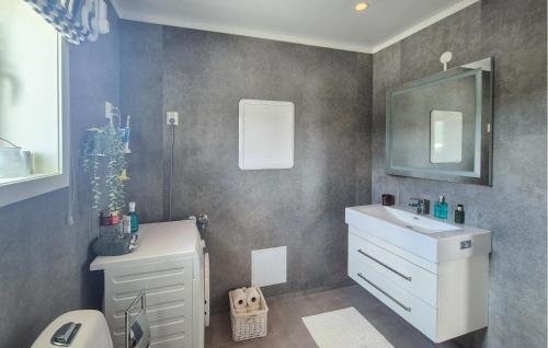 Ένα μπάνιο στο Gorgeous Home In Nordtveitgrend
