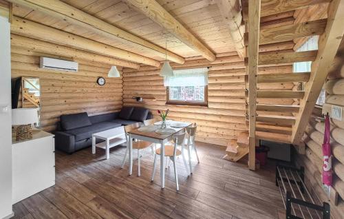 Χώρος καθιστικού στο 1 Bedroom Cozy Home In Wrzosowo