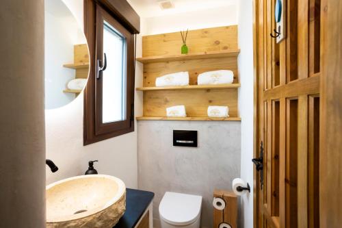 y baño con lavabo y aseo. en Dunas Luxury Beach Resort Tarifa en Tarifa