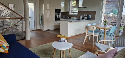 a living room and kitchen with a table and chairs at Wonderful cozy apartment very well located in Gross Gurmels
