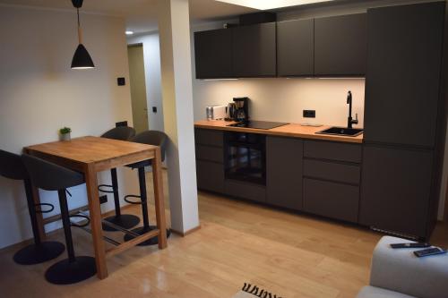 cocina con mesa de madera y encimera en Suur-Posti Apartments en Pärnu