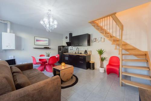 un salon avec un canapé et une table dans l'établissement Maison , proximité Sovab, Batilly,Amnéville, Briey, à Joeuf