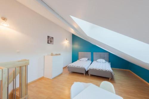 - 2 lits dans une chambre avec un escalier dans l'établissement Maison , proximité Sovab, Batilly,Amnéville, Briey, à Joeuf