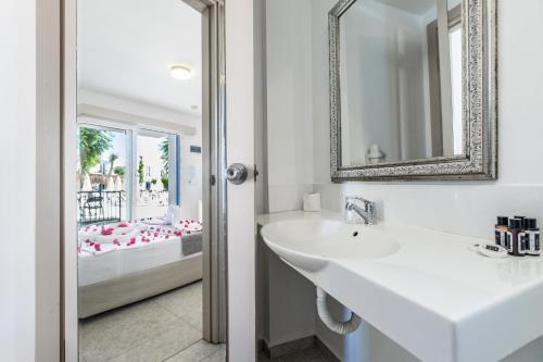 a bathroom with a sink and a mirror at Paloma Family Club in Bitez