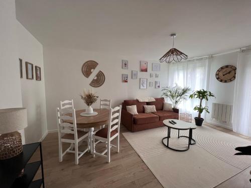 un salon avec un canapé et une table dans l'établissement Terracotta aux portes de Paris - Parking, métro, au Kremlin-Bicêtre