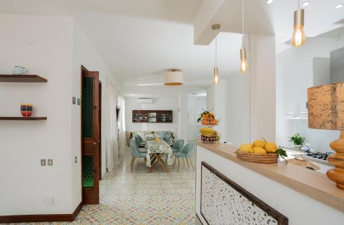 een keuken en een woonkamer met een tafel en een eetkamer bij Villa Donna Carolina Capri in Anacapri
