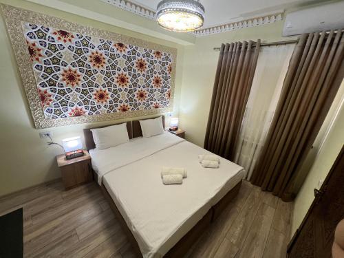 Ένα ή περισσότερα κρεβάτια σε δωμάτιο στο EVERLAND Guest House