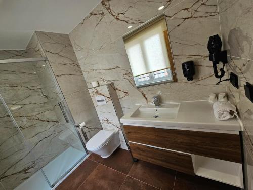 a bathroom with a sink and a shower at Apartamento Casa Cruceiro in Arzúa
