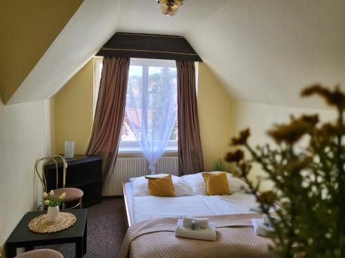 ルハチョヴィツェにあるHotel Lužnáのベッド2台と窓が備わるホテルルームです。