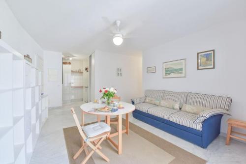 un salon avec un canapé et une table dans l'établissement PALM ROYAL - Apt for 4 with balcony - 5 minutes from the beach, à Antibes