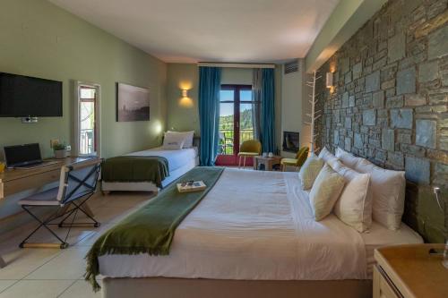 Postel nebo postele na pokoji v ubytování Rouista Tzoumerka Resort