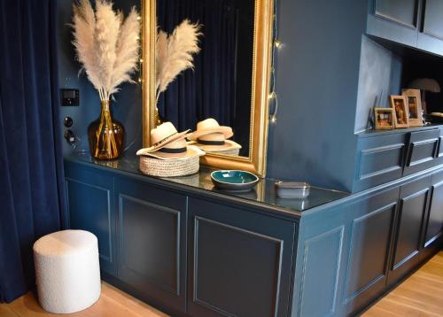 une coiffeuse avec des chapeaux et un miroir dans l'établissement Le Parc Monceau, à Paris